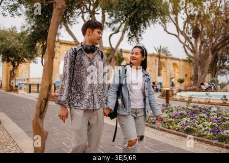 Ritratto di una coppia che si sta godendo il loro viaggio romantico Foto Stock