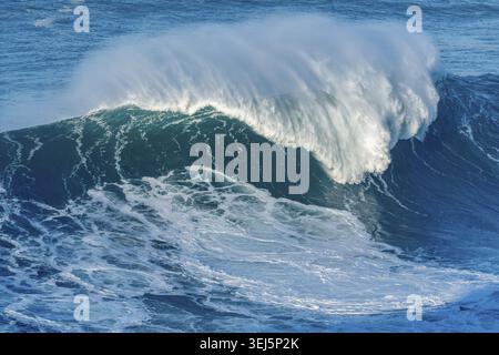 Un'enorme ondata si è abbattuta a Nazare, in Portogallo Foto Stock