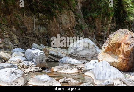 Letto del fiume Sanzhanxi a Hualien vicino al Parco Nazionale di Taroko. Grandi massi e acqua limpida riempiono la valle. Foto Stock