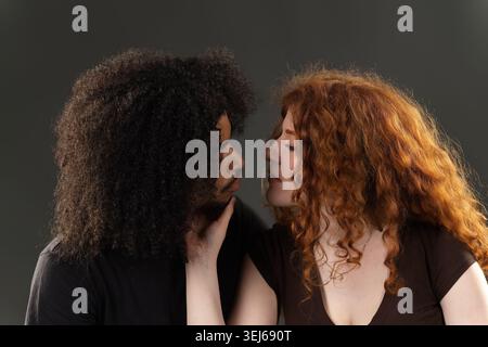 Coppia interrazziale che condivide un momento intimo e una connessione Foto Stock