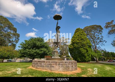 Una statua in bronzo, scultura di Mary Poppins, situata nel luogo di nascita dello scrittore PL Travers, città natale. A Bowral, nuovo Galles del Sud, Australia. Foto Stock
