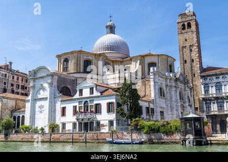 Venezia, Veneto - Italia - 06-10-2021: Vista dal basso sul Canal grande verso la Chiesa di San Geremia con dettagli architettonici, Venezia, Italia Foto Stock