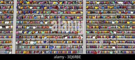 Osaka, Giappone - 31 marzo 2025: Lovelocks murano l'edificio Omeda Sky a Osaka, Giappone Foto Stock