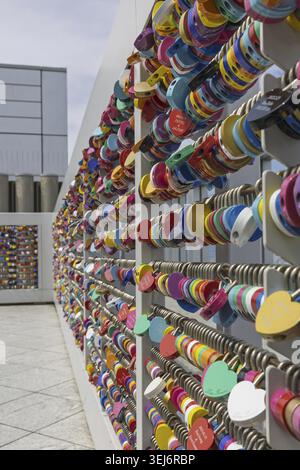 Osaka, Giappone - 31 marzo 2025: Lovelocks murano l'edificio Omeda Sky a Osaka, Giappone Foto Stock