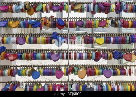 Osaka, Giappone - 31 marzo 2025: Lovelocks murano l'edificio Omeda Sky a Osaka, Giappone Foto Stock