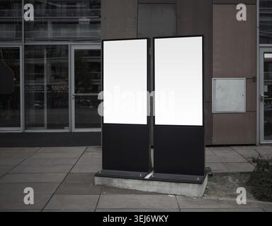 Due lightbox verticali vuote in una città. Mock-up di manifesti stradali Foto Stock