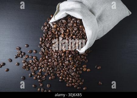Chicchi di caffè tostati e borsa in tela. Vista dall'alto Foto Stock