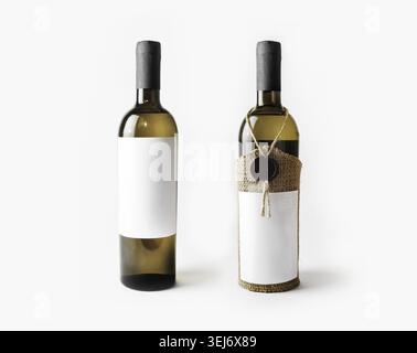Due bottiglie di vino con etichette vuote. Modello per posizionare il progetto Foto Stock