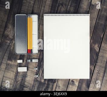 Blank stationery set. Album, portapenne, matita, unità flash, clip e eraser su vintage sfondo di legno. Modello per porre il vostro design. Responsa Foto Stock