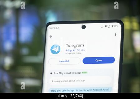 Dhaka, Bangladesh 07 dic 2025: Il logo dell'app TELEGRAMMA sullo schermo di un cellulare che un uomo sta tenendo in mano Foto Stock