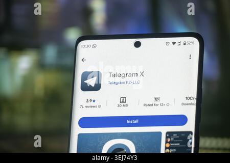 Dhaka, Bangladesh 07 dic 2025: Il logo dell'app TELEGRAMMA sullo schermo di un cellulare che un uomo sta tenendo in mano Foto Stock