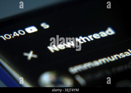 Dhaka, Bangladesh 07 dic 2025:il logo dell'app thread è visualizzato sullo schermo. La nuova applicazione di Meta Platforms è un concorrente di Twitter Foto Stock