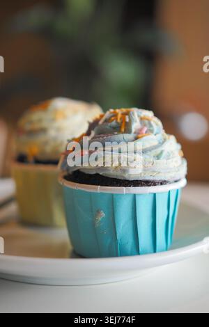 Cupcake su un piatto in un ambiente da caffe' Foto Stock