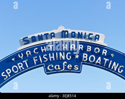 Le caffetterie per la pesca sportiva del porto di Santa Monica si trovano sopra l'ingresso del molo di Santa Monica in California. Foto Stock