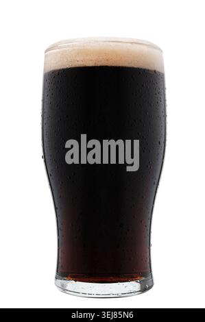 Bicchiere di birra Stout su sfondo bianco Foto Stock