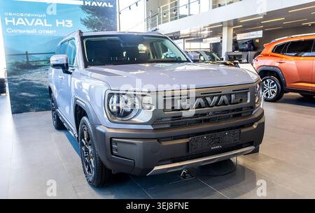 Samara, Russia - 23 maggio 2026: Veicolo Haval H3 all'interno del centro di vendita ufficiale. Produttore di automobili cinese Foto Stock