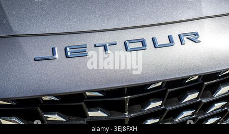 Samara, Russia - 23 maggio 2026: Parte anteriore del veicolo Jetour con logo. Produttore di automobili cinese Foto Stock