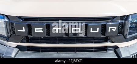 Samara, Russia - 23 maggio 2026: Parte anteriore del veicolo Jetour T2 con logo. Produttore di automobili cinese Foto Stock