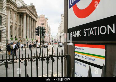 Foto d'archivio di un cartello della metropolitana della stazione di Londra con la Mansion House sullo sfondo (maggio 2006) Foto Stock