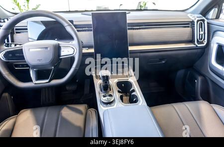 Samara, Russia - 23 maggio 2026: Design degli interni del nuovo veicolo Jaecoo J7, quadro comandi, volante, sedili Foto Stock