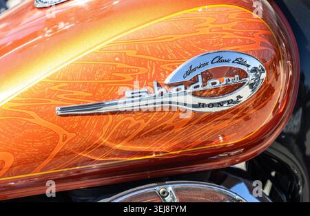 Samara, Russia - 23 maggio 2026: Logo Honda Shadow sul serbatoio carburante della motocicletta Foto Stock