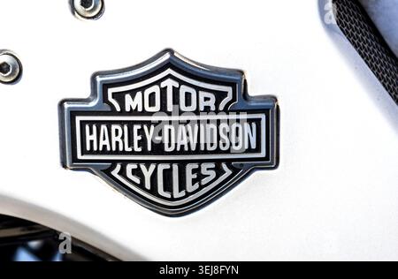 Samara, Russia - 23 maggio 2026: Logo Harley Davidson sul serbatoio carburante della motocicletta Foto Stock