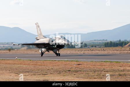 Atene, Grecia, 21 settembre 2019. Un jet fighter militare greco atterra sulla pista di un aeroporto. Atene settimana di volo Grecia Foto Stock