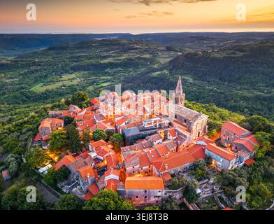 Groznjan, villaggio medievale in cima alla collina della Croazia e colonia di artisti in Istria all'ora d'oro. Foto Stock