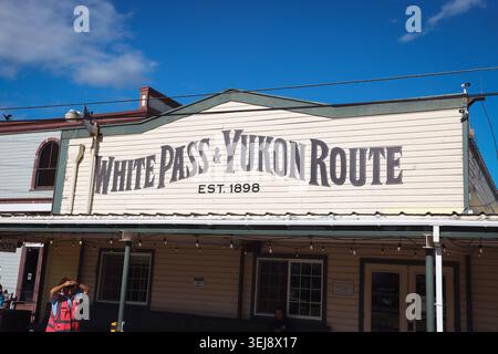 Skagway, Alaska - 28 agosto 2025: Le auto d'epoca verde scuro della storica ferrovia White Pass e Yukon Route (WP&YR) si trovano vicino a un mese Foto Stock