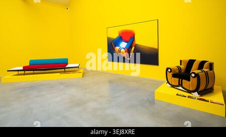 Londra, Regno Unito. 28 maggio 2026. (Da L a R) «Sam Phillips Sofa», 2016, «Warrior Chair Surgery», 2020, e «The Warrior Chair», 2020, in anteprima di «Jack White: These Thoughts May Discompare», la prima mostra pubblica di opere dell'artista e musicista americano Jack White. La mostra si svolge dal 29 maggio al 13 settembre 2026 presso la Newport Street Gallery di Damien Hirst, vicino a Vauxhall. Crediti: Stephen Chung / Alamy Live News Foto Stock