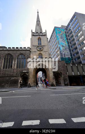 La chiesa e l'arco di San Giovanni Battista sono costruiti nelle antiche mura medievali della città, Broad Street, Bristol, Inghilterra, Regno Unito Foto Stock