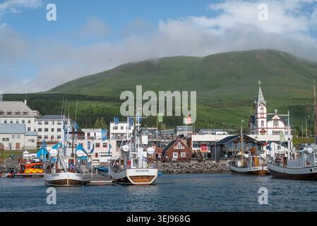 Husavik Islanda 6 luglio. 2025: barche nel porto della città in una giornata estiva di sole Foto Stock
