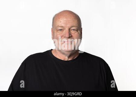 Ritratto sorridente dell'uomo di 60 anni isolato su sfondo bianco Foto Stock