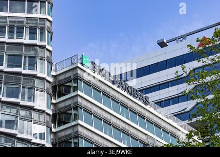 Amsterdam, Paesi Bassi - 23 maggio 2026: Il logo BNP Paribas è montato sulla sommità di un moderno edificio di vetro a più piani nell'Amsterdam Zuidas Foto Stock