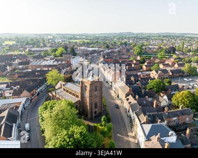 Veduta aerea da droni di Newport, Shropshire, con la chiesa di San Nicola, guardando da nord a sud. Foto Stock