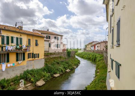 Uno scorcio del centro storico di Ponte Buggianese, Pistoia, Italia, e del torrente Pescia Foto Stock