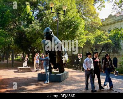 Persone accanto a una grande scultura pubblica accanto alla fontana in Plaza Luis Cabrera, una piazza alberata a Roma Norte, città del Messico, Messico Foto Stock