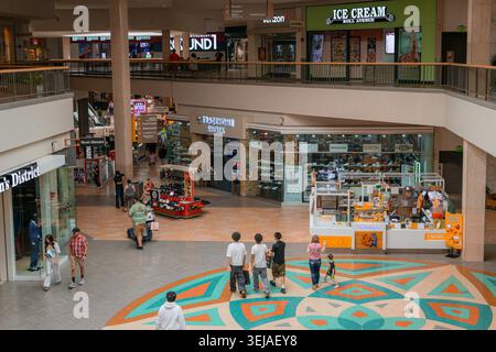 Gli amanti dello shopping camminano attraverso l'atrio del centro commerciale Coronado Center di Albuquerque, New Mexico, Stati Uniti Foto Stock
