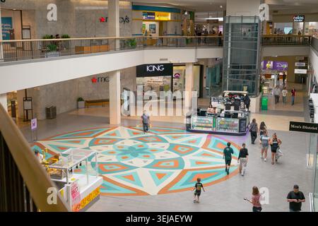 Guardando in basso gli amanti dello shopping che camminano attraverso l'atrio del centro commerciale Coronado Center ad Albuquerque, New Mexico, Stati Uniti Foto Stock