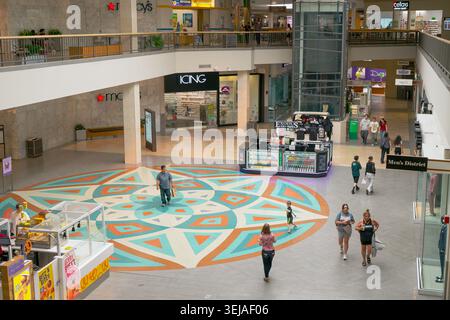 Osservazione degli amanti dello shopping nell'atrio del centro commerciale Coronado Center di Albuquerque, New Mexico, Stati Uniti Foto Stock