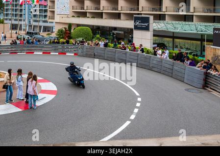 Monaco, Monaco 12 aprile 2026 Uno scooter attraversa il famoso tornante Fairmont sul circuito di Monaco Grand Prix a Monte Carlo Foto Stock
