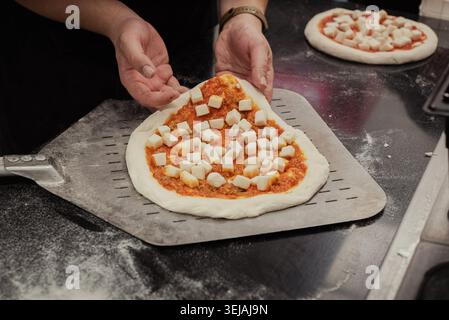 processo di preparazione e cottura della pizza Foto Stock