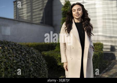 Donna d'affari in mantello beige Foto Stock