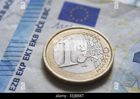 Monete in euro sullo sfondo di banconote cartacee, primo piano Foto Stock