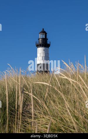 Faro di Big Zible Point al tramonto nel Ludington State Park lungo il lago Michigan, Michigan USA. Paesaggio naturale panoramico con spiaggia e dune di sabbia. Foto Stock