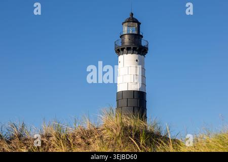 Faro di Big Zible Point al tramonto nel Ludington State Park lungo il lago Michigan, Michigan USA. Paesaggio naturale panoramico con spiaggia e dune di sabbia. Foto Stock