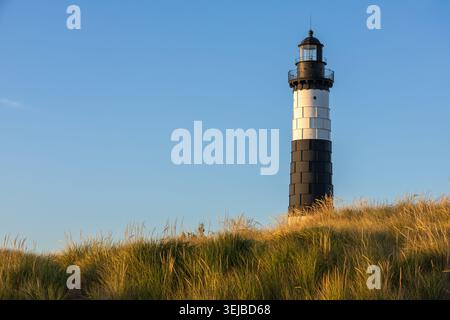 Faro di Big Zible Point al tramonto nel Ludington State Park lungo il lago Michigan, Michigan USA. Paesaggio naturale panoramico con spiaggia e dune di sabbia. Un p Foto Stock