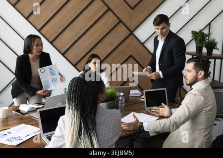 Riunione di lavoro di uomini d'affari su un grande desktop con notebook Foto Stock