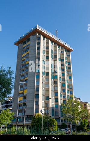 Vista ad angolo basso di Casa Torre, il più alto edificio residenziale di Lugano, Svizzera. Facciata dall'architettura modernista in cemento Foto Stock