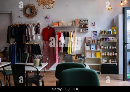 Interno del caffè Joy HealthyFood a Montpellier, Francia Foto Stock
